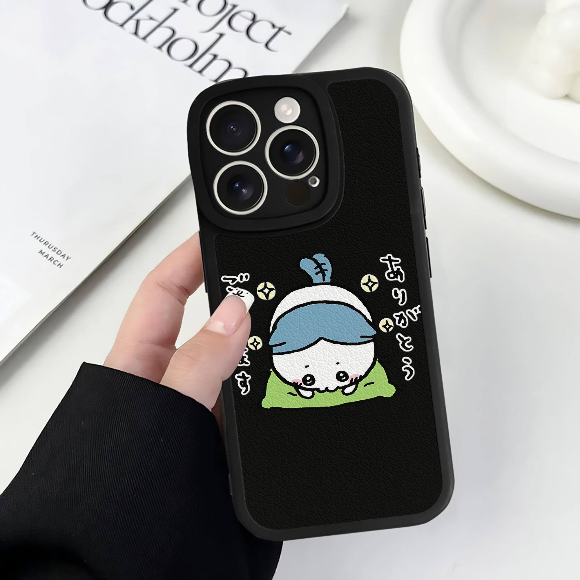 （画像用） ちいかわ ハチワレ Chii-kawa hachiware 【iPhone 16シリーズ対応】シリコンスマホケース（レザー調） 材質：シリコン